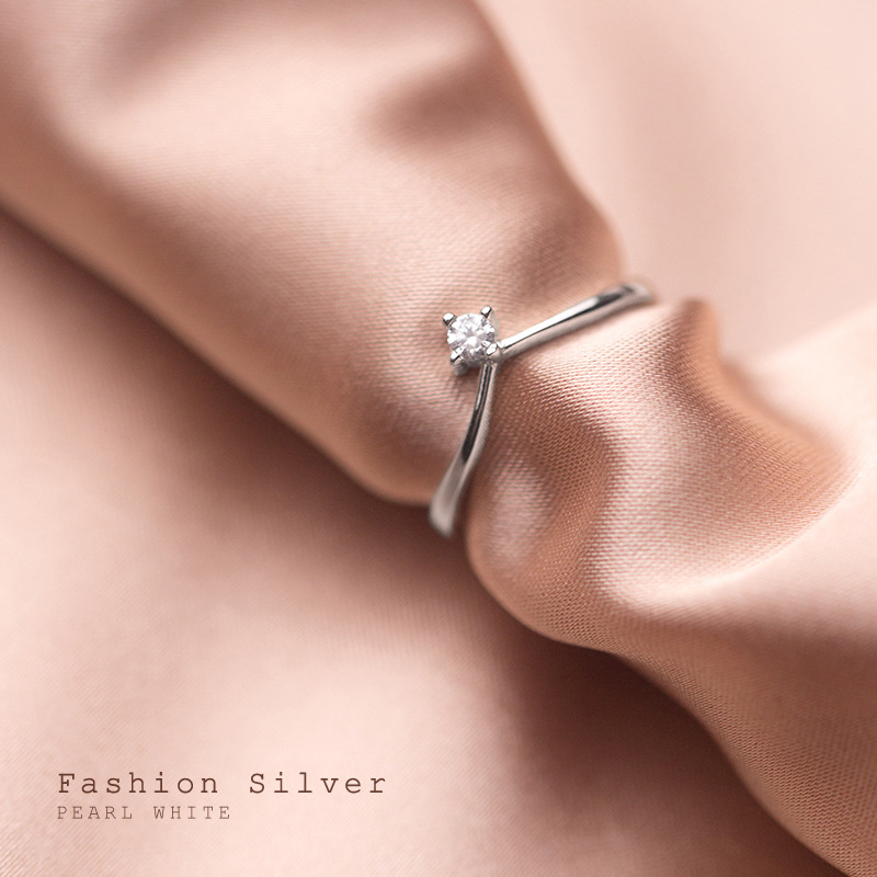 028d2dba d1ae 4611 9b8c 619c0ed92d92 S925 Silver Simple Temperament Single Diamond V-shaped Ring