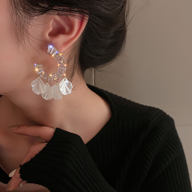 0731886a 0e7b 48ea 95a1 369de987cfe5 Fashion Temperament C Shape Shell Tassel Earrings