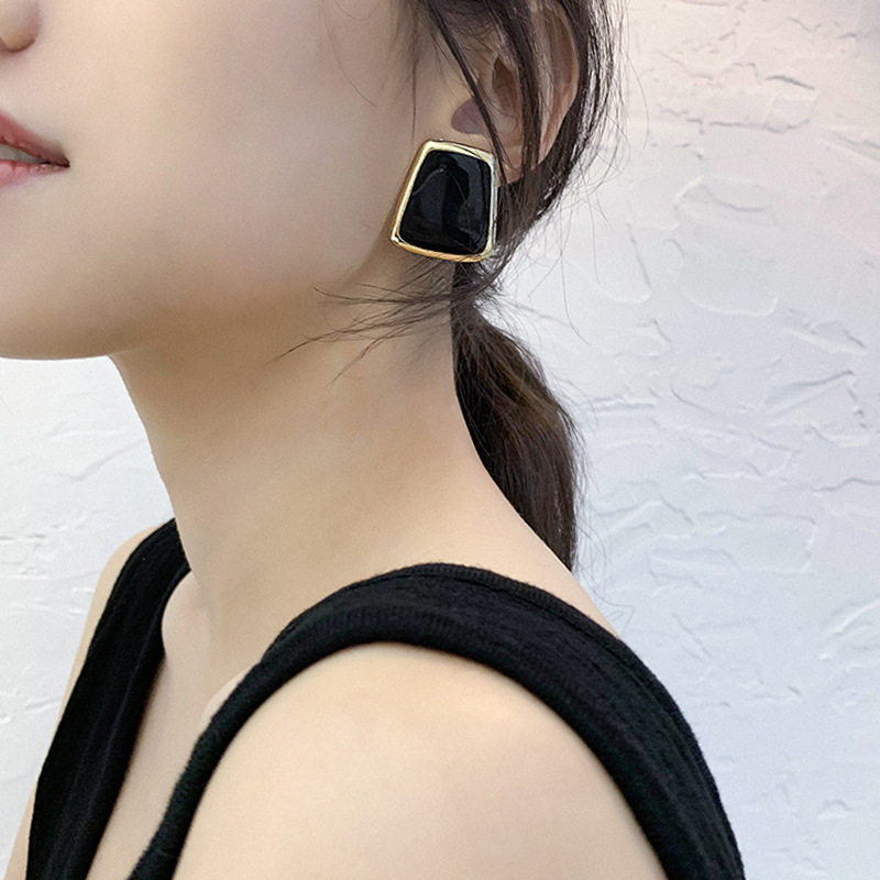 0c9999d9 5f7b 4b79 aa0e 7ac6539e0d9e Temperament enamel earrings