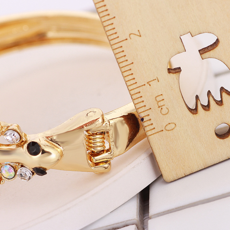 10c3a9f0 479f 4732 bdac 215c1b626e9a Diamond and gold bracelet watch