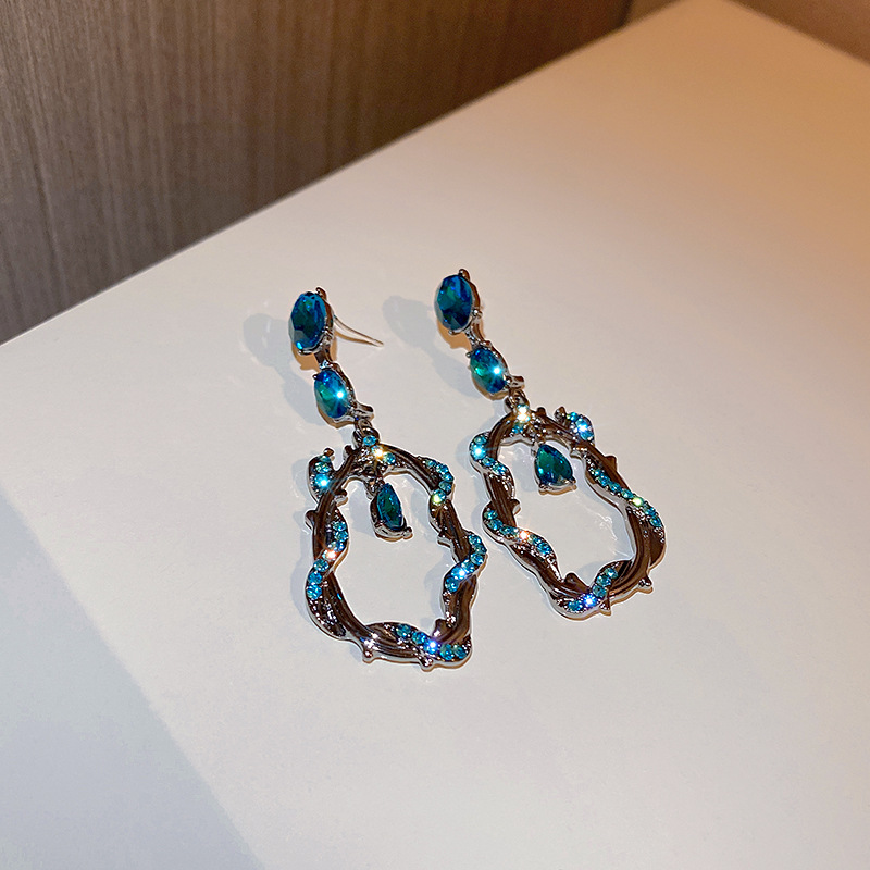 149d69dc 81c1 44e7 a110 3f62784d8a97 Long Exaggerated Earrings Hong Kong Style Retro Earrings