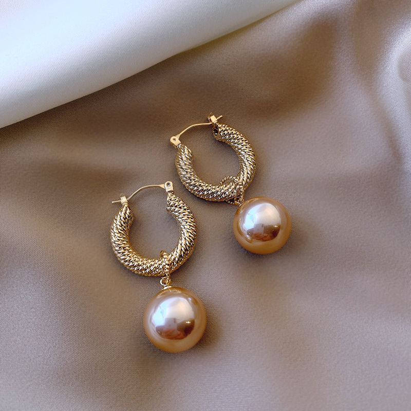 Fashion And Exquisite Super Flash French Retro Metal Pearl Earrings 4 1613217314109 Fashion And Exquisite Super Flash French Retro Metal Pearl Earrings