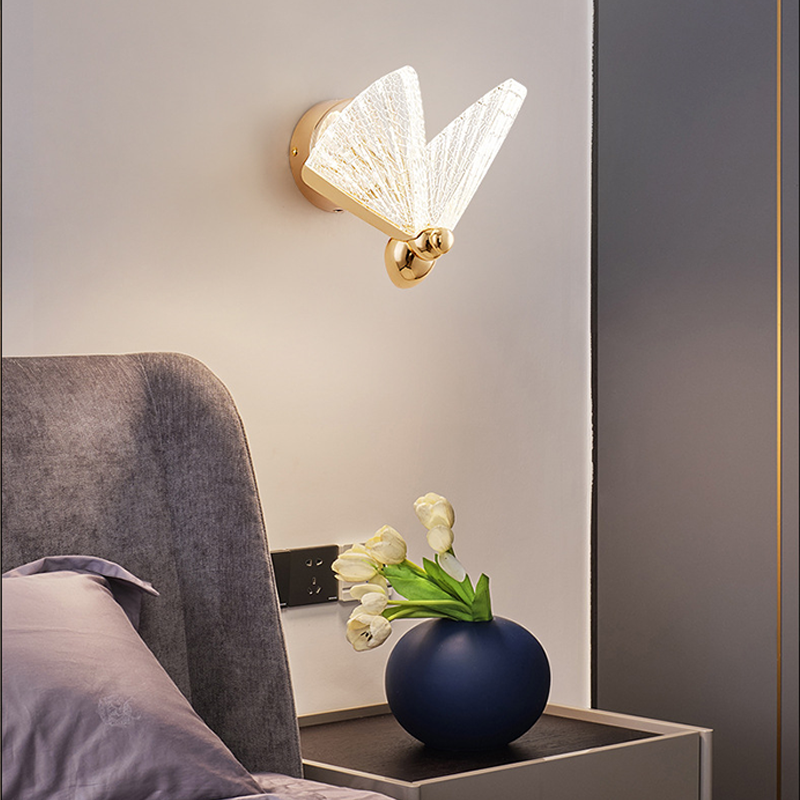 Vista laterale della lampada da parete moderna e minimalista di arte creativa a forma di farfalla