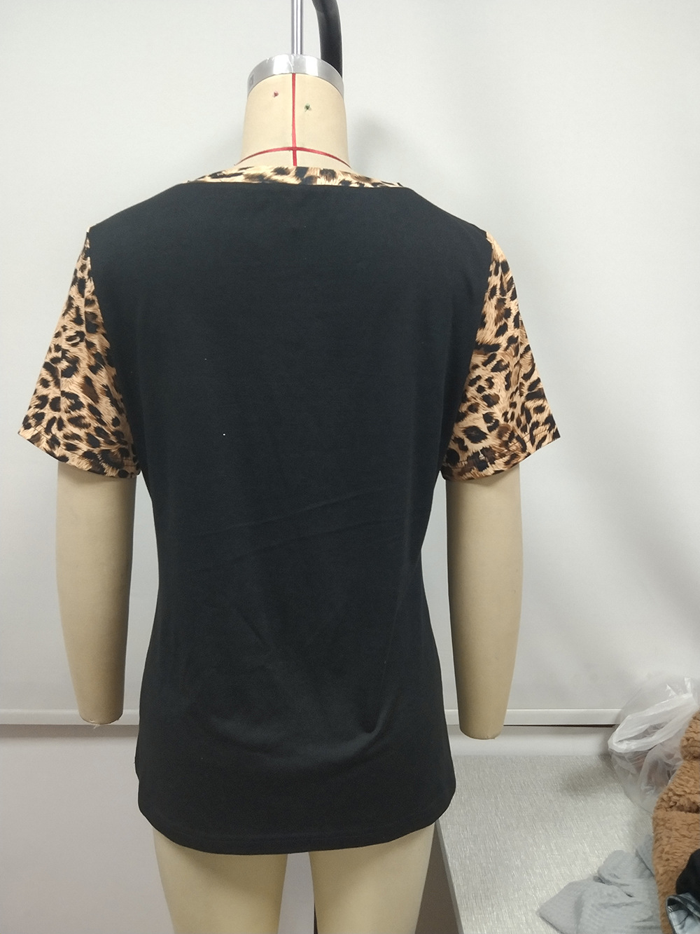 Title 25, Loose V-neck Leopard Print Stitching Short-slee...