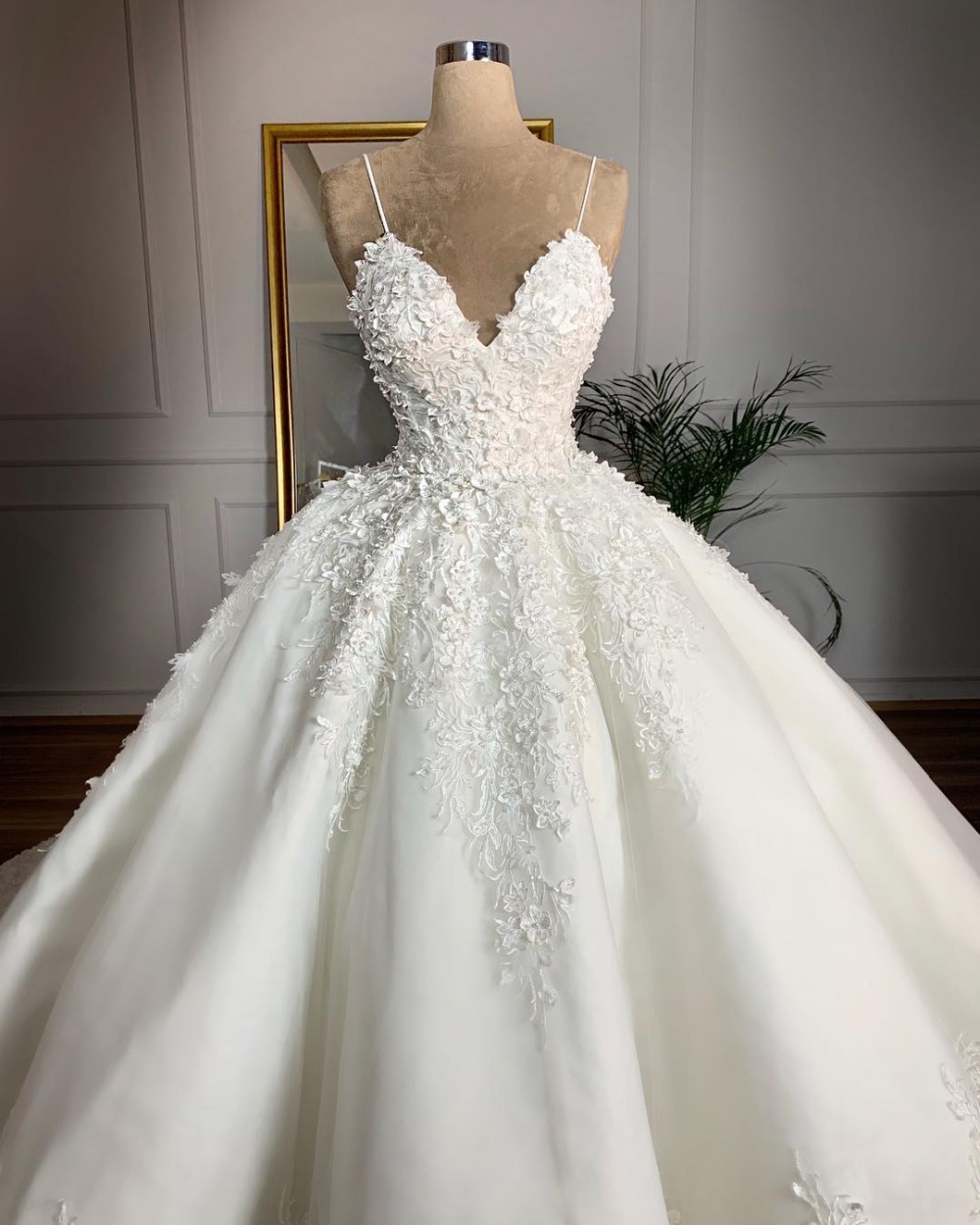 Deep V-neck Sexy Lace Floor-length Wedding Dress Romantic