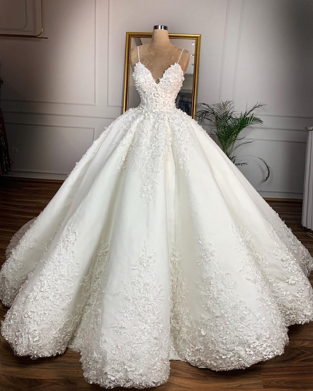 Deep V-neck Sexy Lace Floor-length Wedding Dress Romantic
