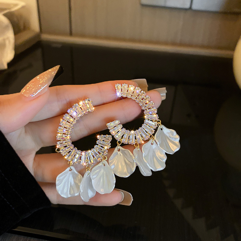 1a91b2f8 2c37 418c 923f d181768c545a Fashion Temperament C Shape Shell Tassel Earrings