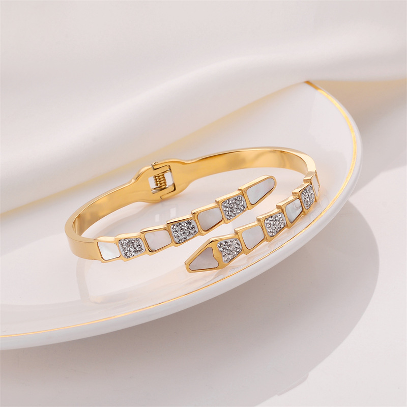 265d92f7 5eb9 4ec5 8af2 3b0534de433f Fashion Gold Disc Love Letter Bracelet For Women Simple And Versatile