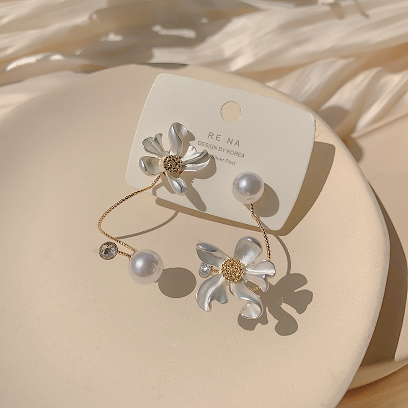 Asymmetrical white flower pearl earrings 2 286bea06 142f 4778 bf30 da3cab3533b3 Asymmetrical white flower pearl earrings