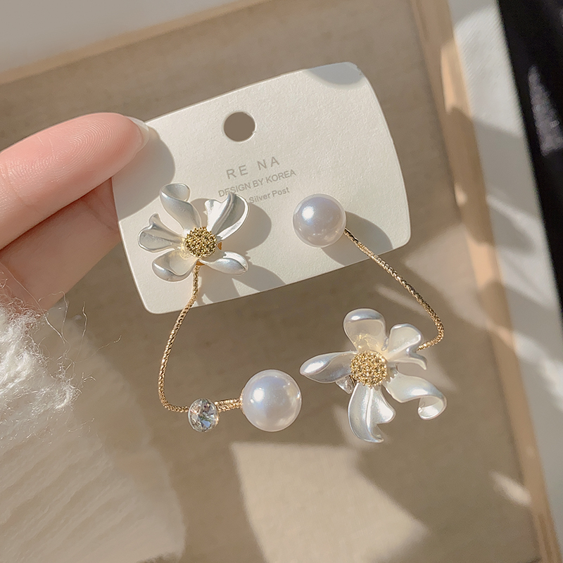 Asymmetrical white flower pearl earrings 3 290f3f62 0133 421d bbb2 1b16410664aa Asymmetrical white flower pearl earrings