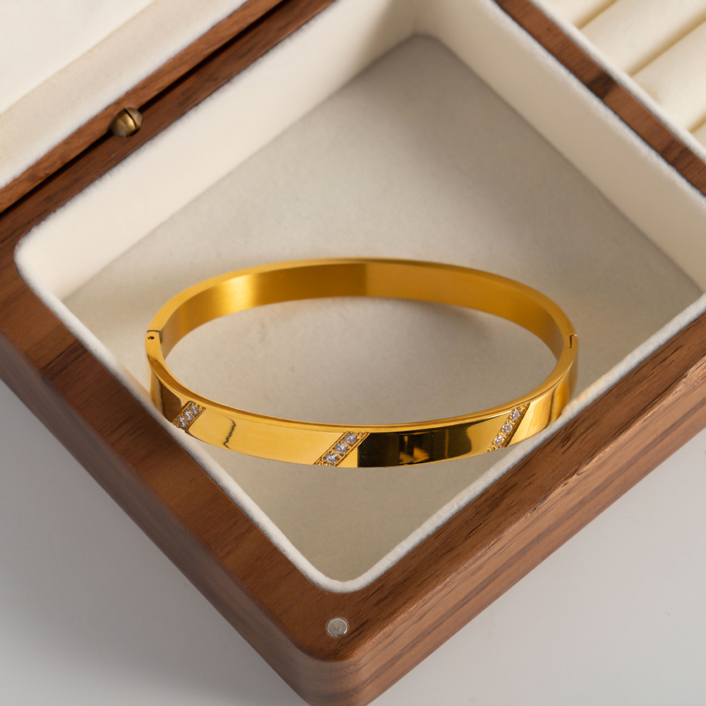 3b680576 f2d4 4f82 90dc c5ea7676a7d9 Women's Versatile Bracelet Stainless Steel 18K Gold Twill Inlaid White Zircon