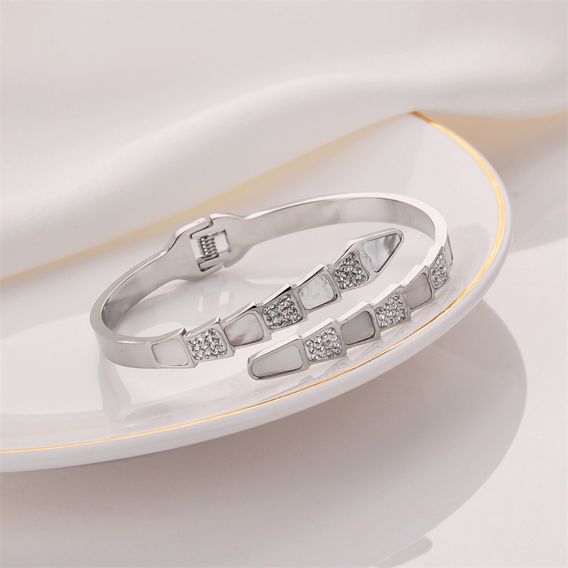 41ee51fb 0295 43e9 badc 44ed840e1f3c Fashion Gold Disc Love Letter Bracelet For Women Simple And Versatile