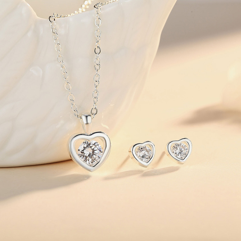 47ff2ec5 5fda 4821 856e ec9ccfaa86ad Small Round Diamond Necklace for Ladies Heart Shaped Pendant