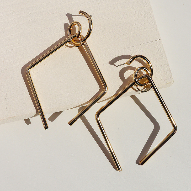 4f540453 cde3 4197 9d29 f3f52b1a1acc Metal line geometric earrings