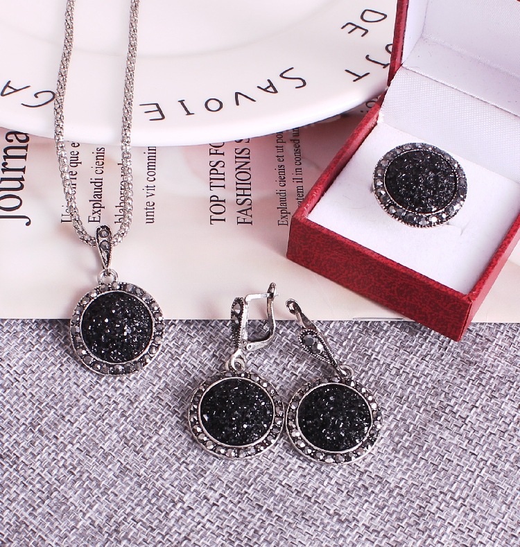 529b5082 e232 4693 82c6 f52199b9e748 Round gravel resin necklace