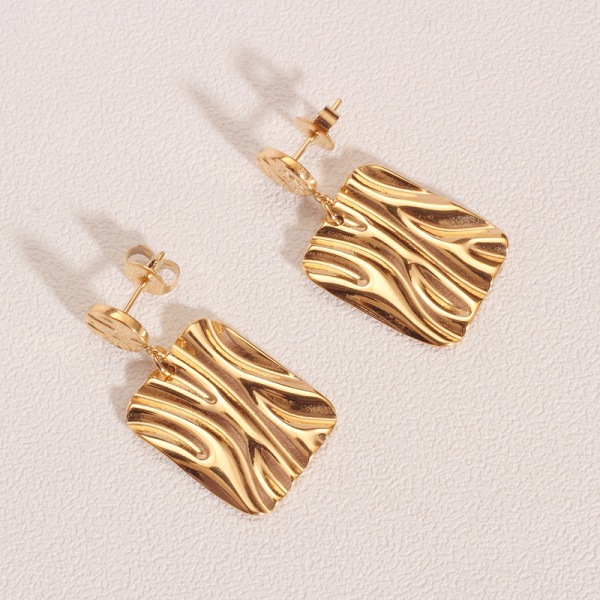 573de81d efec 470f a523 1e1711547431 Pleated Metal Texture Shiny Geometric Earrings