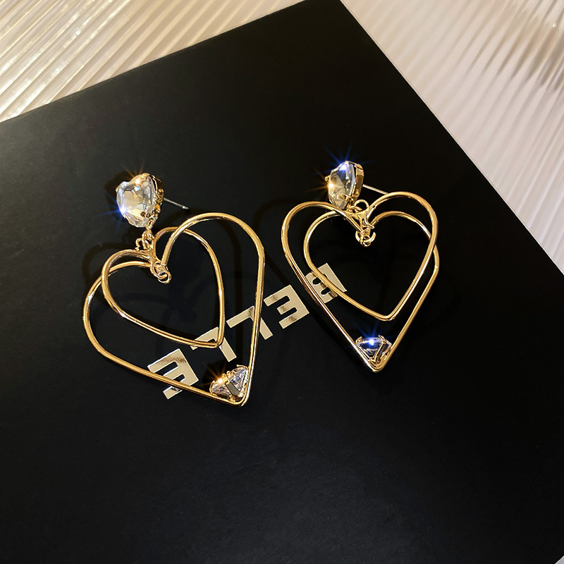 57cbfecf 39a5 40f9 be3c de8a6214b254 Diamond And Zircon Three Dimensional Love Earrings
