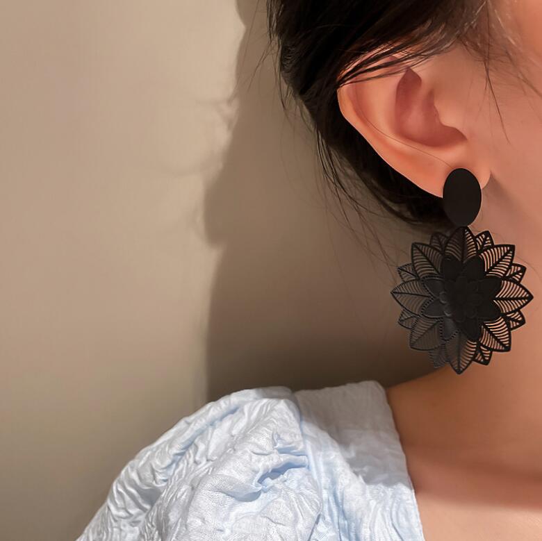 5a3e4976 b6d1 4c98 8fc7 24db7837e619 Exaggerated Sen-line Black Flower Earrings