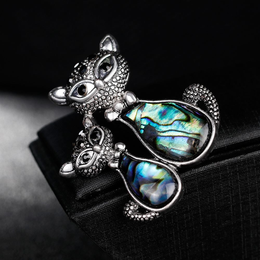 5fcf2a41 c1dc 425b bb29 faaffa8e4032 Cute loving cat corsage