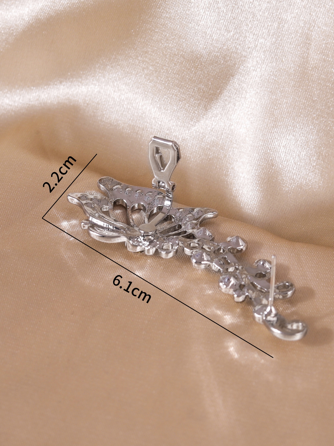 Fashion Hollow Flower Butterfly Antique Unilateral Ear Hook 1 665218cb 58c1 40ec 9754 14286a29e878 Fashion Hollow Flower Butterfly Antique Unilateral Ear Hook