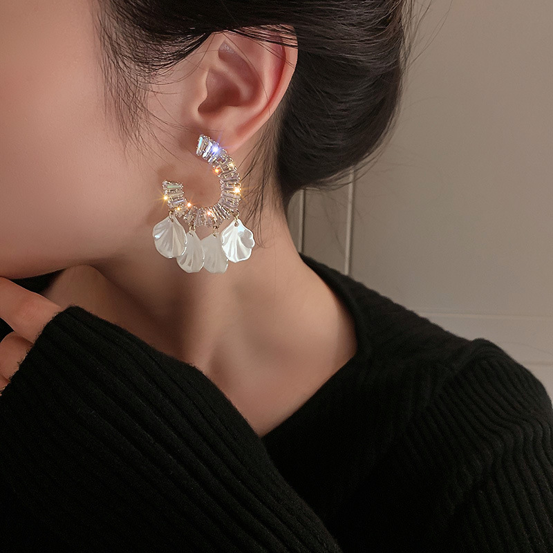 6673b31f d163 4dab bd2c ce4df3b00cfc Fashion Temperament C Shape Shell Tassel Earrings