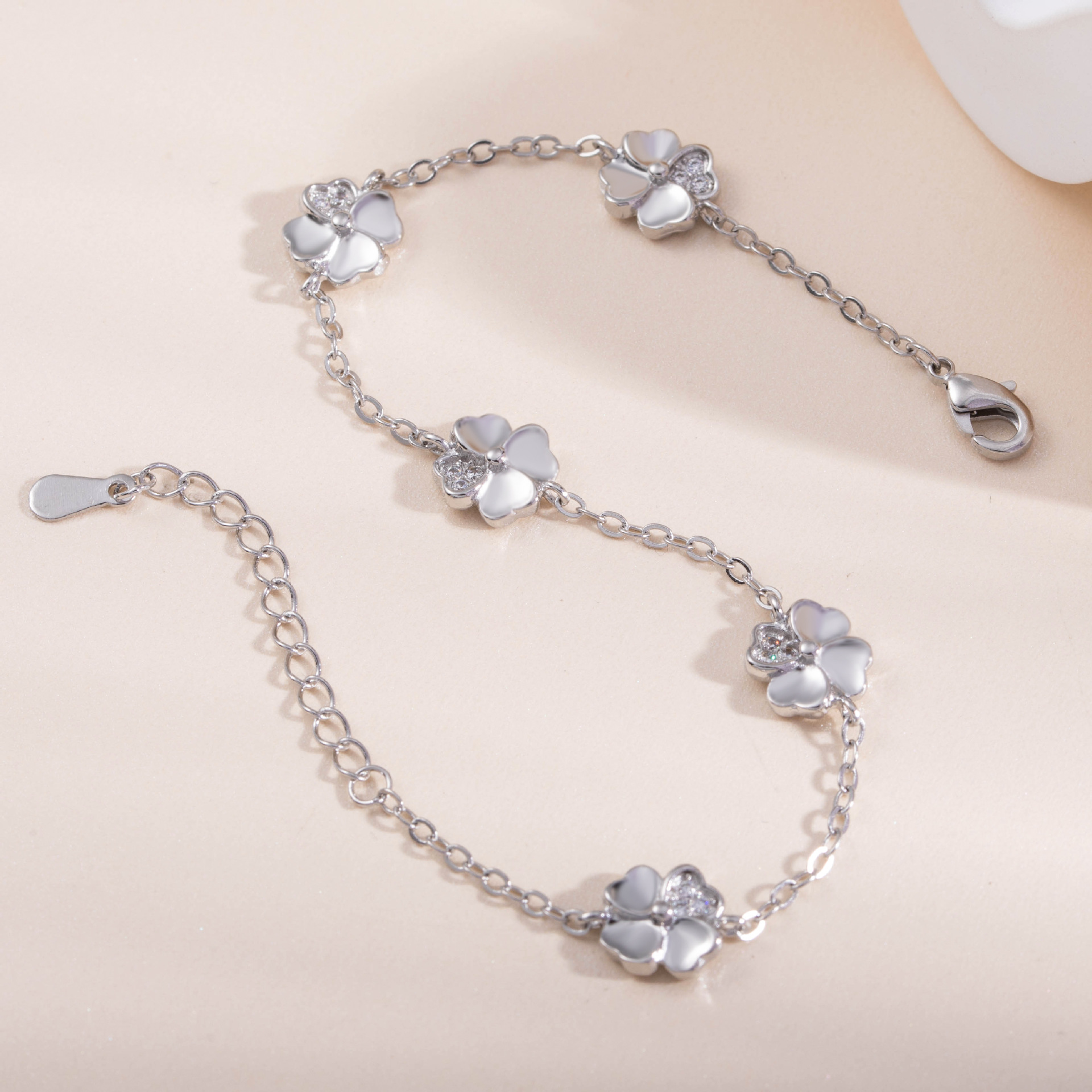 668200b2 d13d 4f25 bf0e 12e41052d7e5 Ins Niche Simple Rose Gold Flower Bracelet