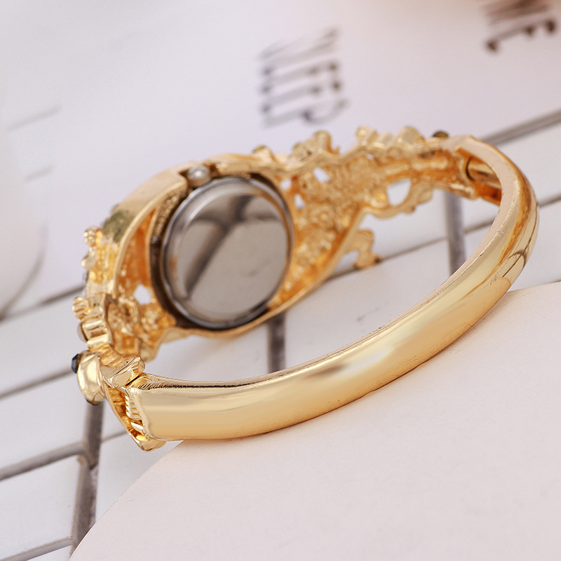 6e2f3667 1864 4fb2 ac72 b36e04f1497b Diamond and gold bracelet watch