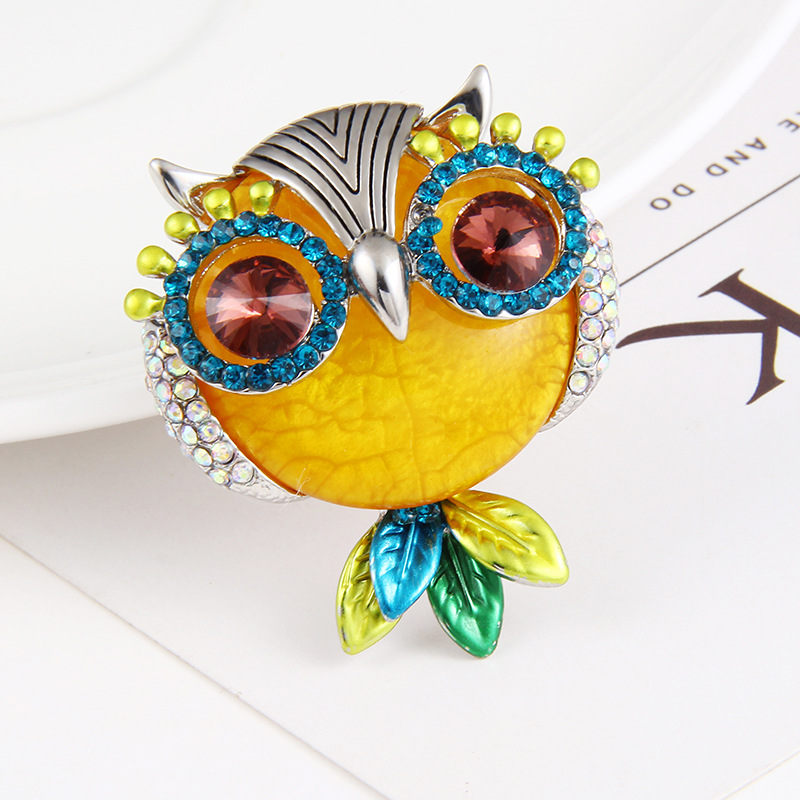 7210951c b878 4349 9e62 b92e71959695 Diamond-studded high-end brooch