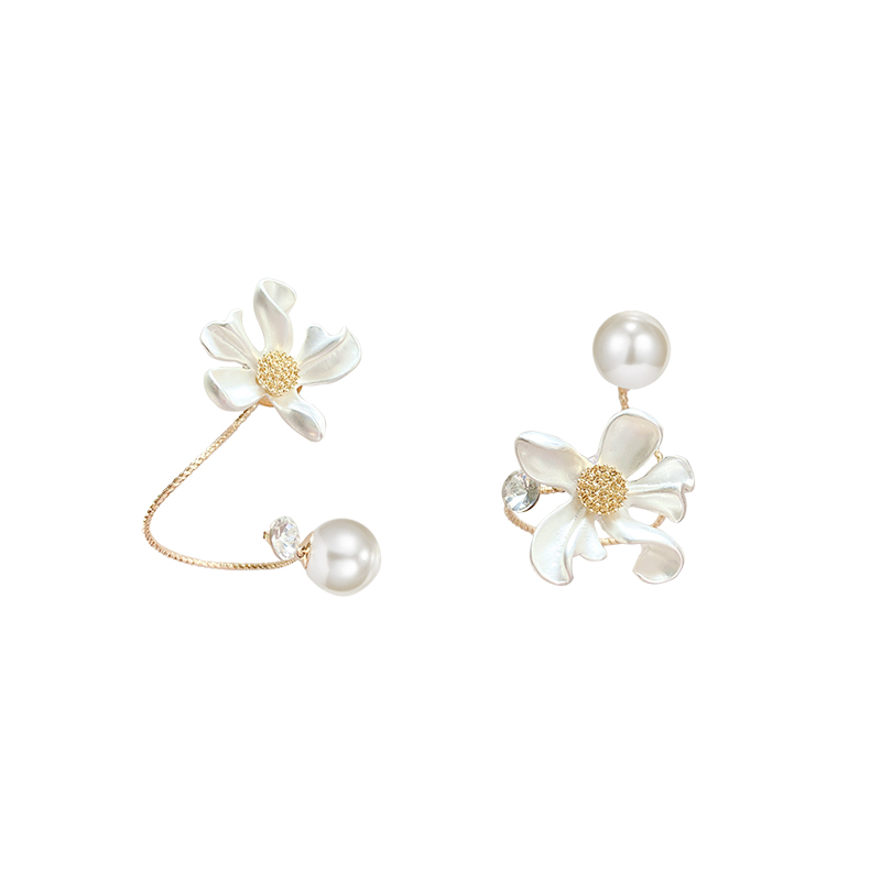 Asymmetrical white flower pearl earrings 1 7300c9d4 7250 431a b81a 959ed93c5334 Asymmetrical white flower pearl earrings