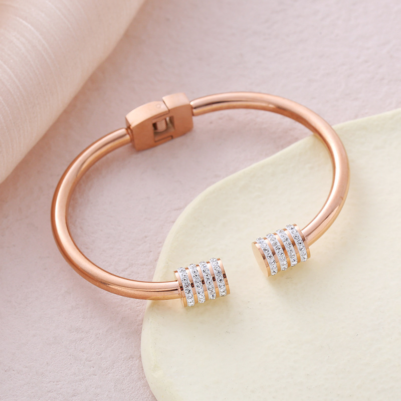 73c1b3c3 d543 47f0 9ce1 f1c1a49600c3 Fashion Gold Disc Love Letter Bracelet For Women Simple And Versatile