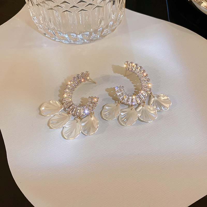 7955658b e115 4e57 a16b 5291ffaa693d Fashion Temperament C Shape Shell Tassel Earrings