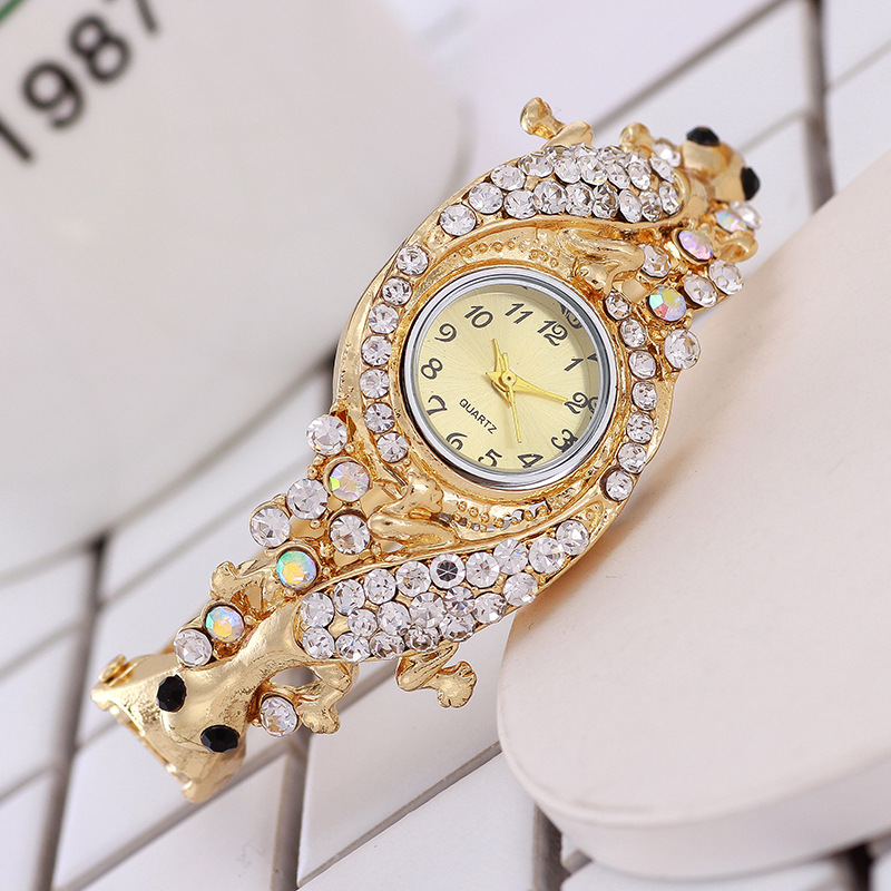 7a1c68f0 5c9a 49bc a2f2 e189d31fd829 Diamond and gold bracelet watch