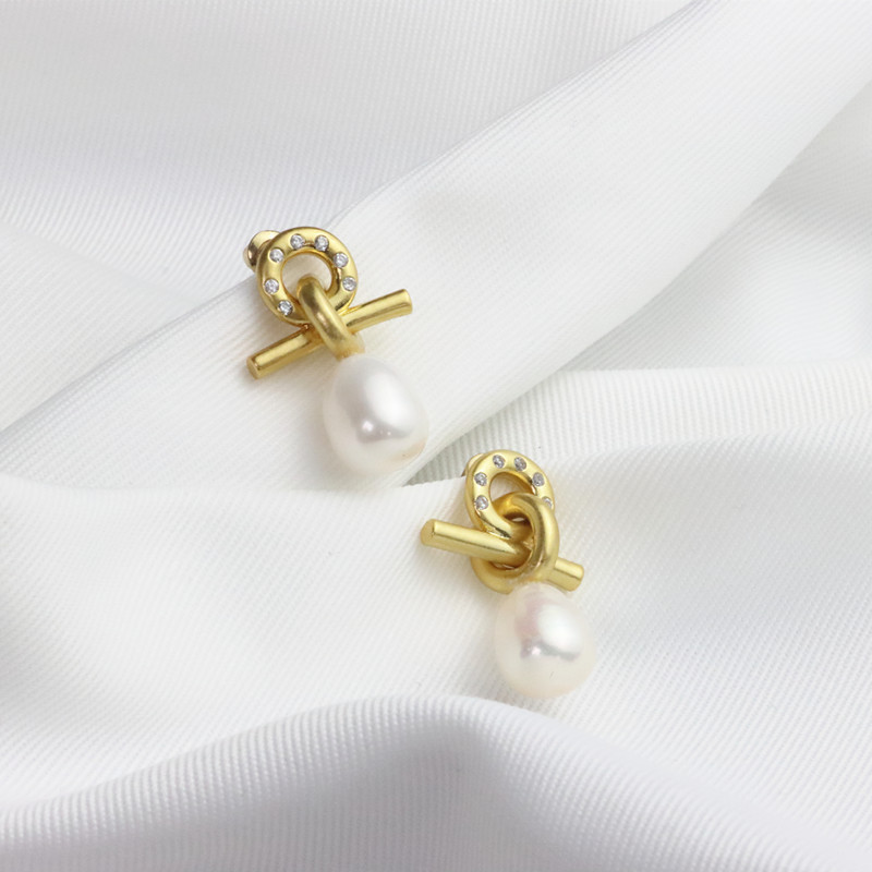 7edc0eed e1de 48ec a7b8 69e0b84e1e82 Metal Knotted Design Baroque Freshwater Pearl Earrings