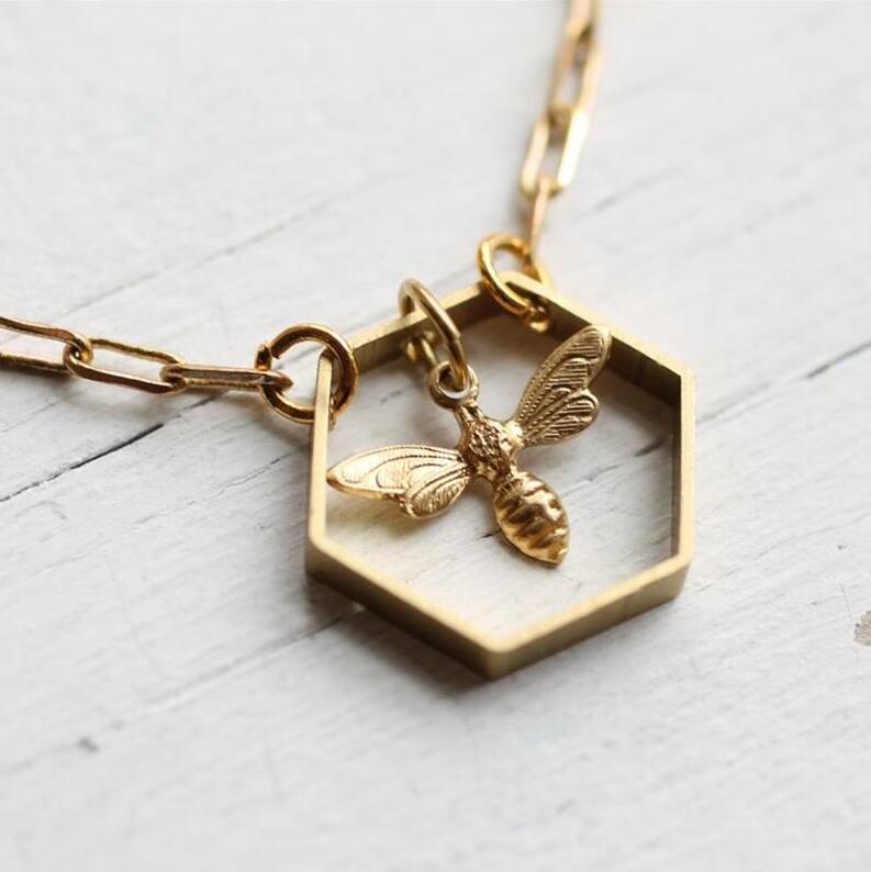 81ddbeeb e009 48b9 835c ee0434a852b6 Fashion Three-dimensional Geometric Creative Bee Necklace