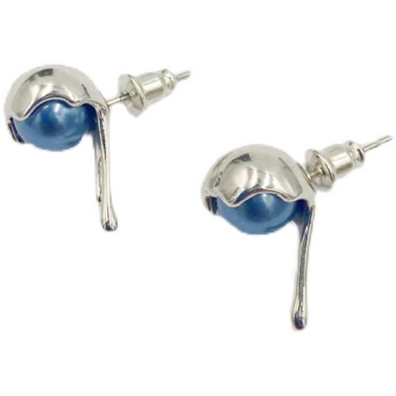 81f3aae6 e30a 4801 989b 4d42a0f7d781 Fashion Simple And Versatile Three-dimensional Earrings