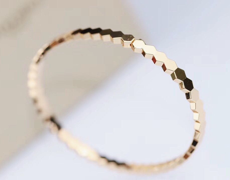 81fb860c 03d9 4477 8721 3e71f6a32298 S925 Sterling Silver Honeycomb Bracelet V Gold Plated Microphone