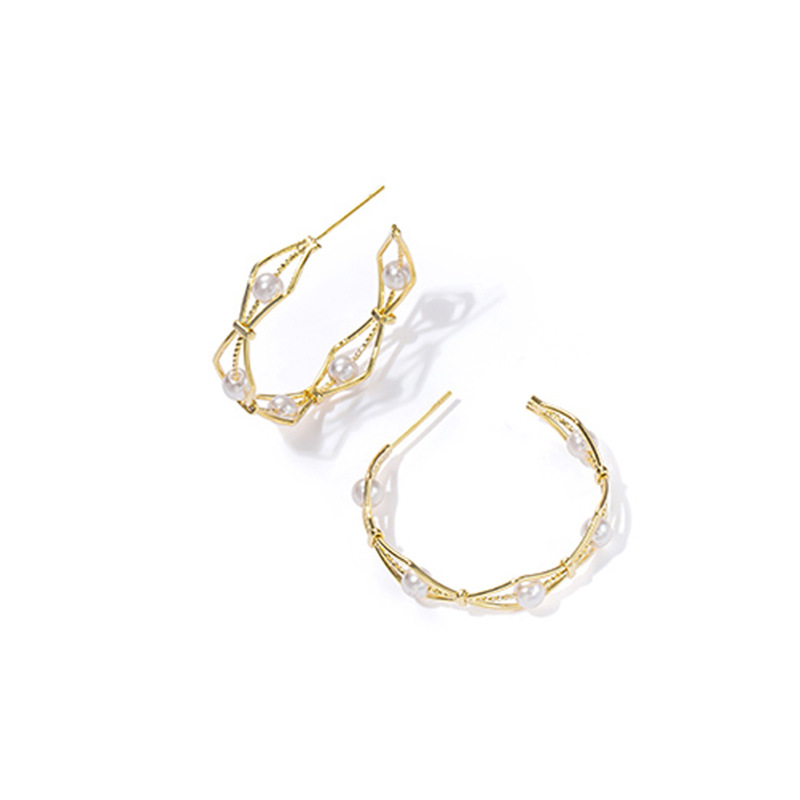 8207e617 7ee2 49c3 bcfd e28ad1f11492 Spiral earrings gold C-shaped earrings