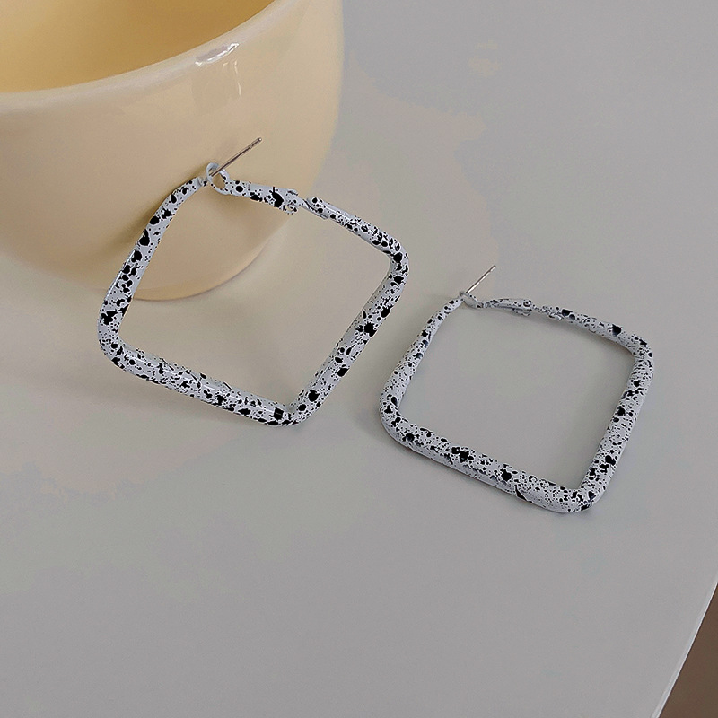 88600ad1 ba2f 4f31 a423 3e0e755459b2 925 Silver Needle Atmospheric Geometry Cow Dot Earrings