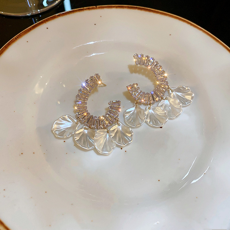 88aa489b 1693 4d4d a676 93c3d4f92adc Fashion Temperament C Shape Shell Tassel Earrings