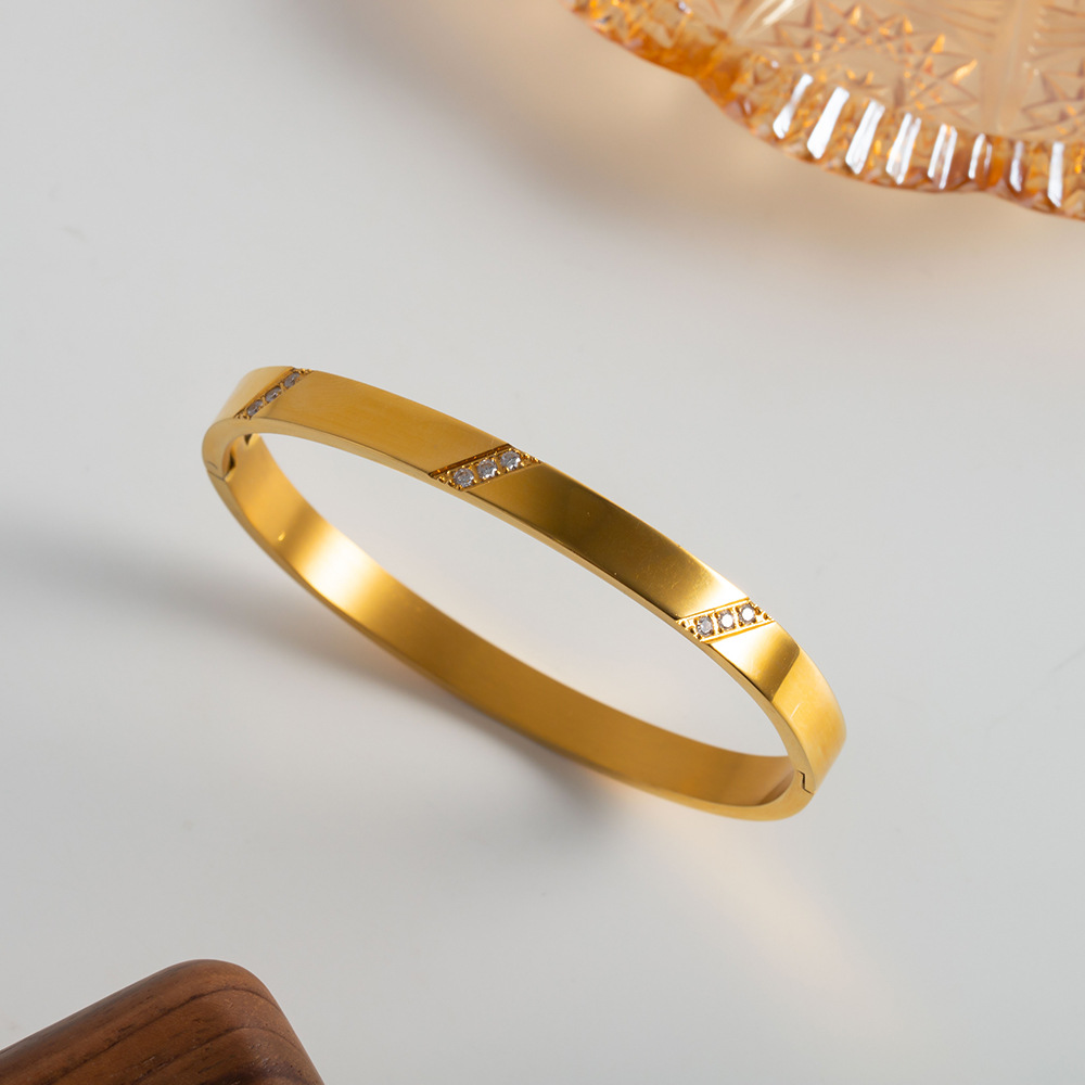 8c148eb6 4a29 4c5f ad5e fdcfe388eb91 Women's Versatile Bracelet Stainless Steel 18K Gold Twill Inlaid White Zircon