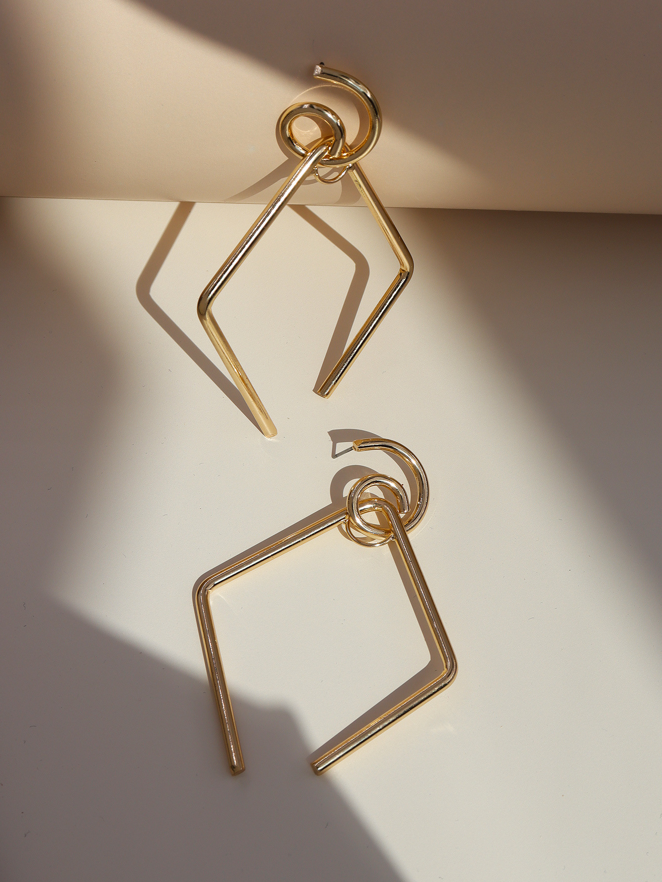 904bf2d3 9d21 4fba ae18 8994fb4edc17 Metal line geometric earrings