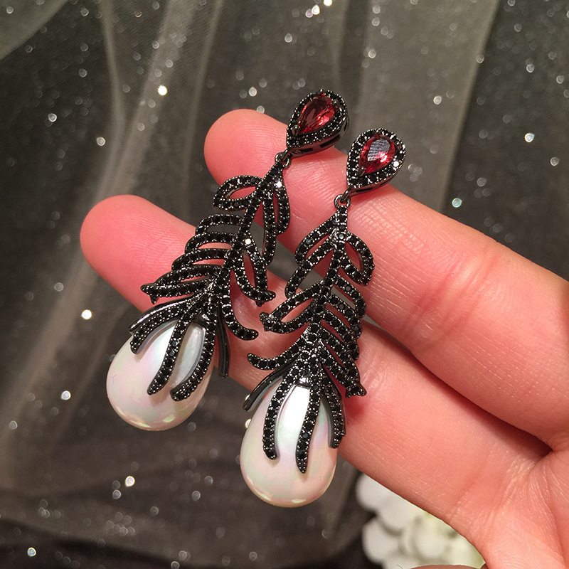 93eb6959 6a05 4ab3 aa9a bb4b2849c590 Gradient Color Leaves Atmospheric Net Red Earrings