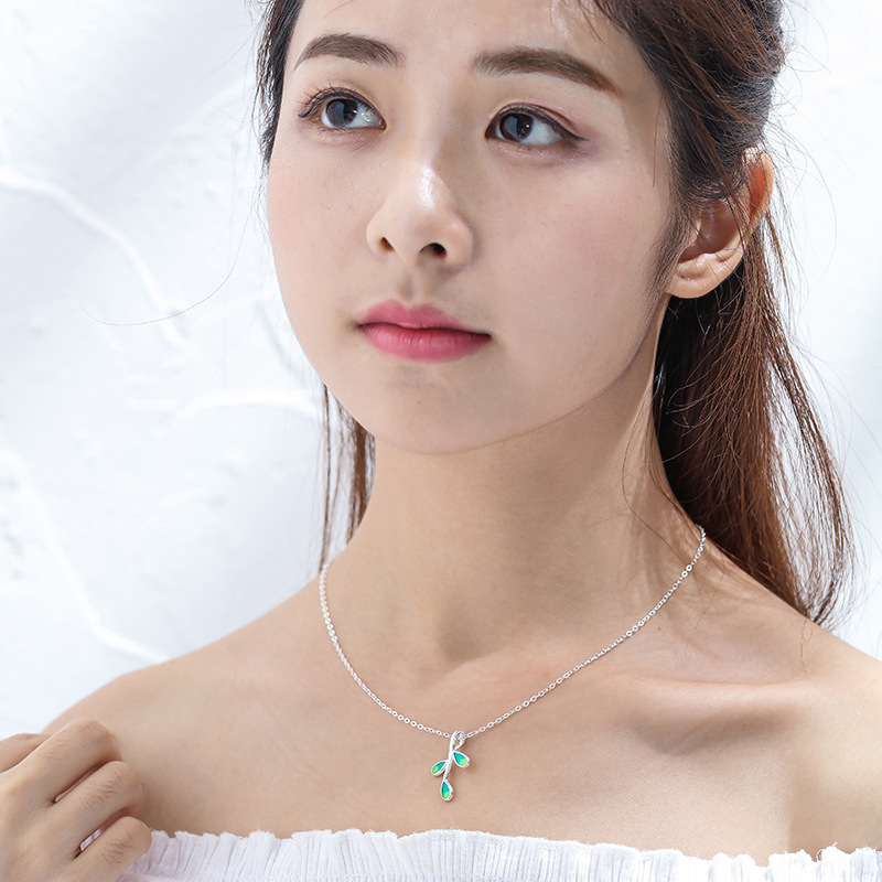 94ebeeeb bc4a 45ea 902c 4edd5331a71e Leaf luminous necklace female drop glue Pendant