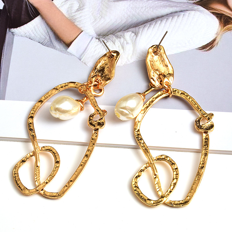 970dc7cb f48e 4c73 a9be d79743c12347 Golden Metal Irregular Earrings Pearl