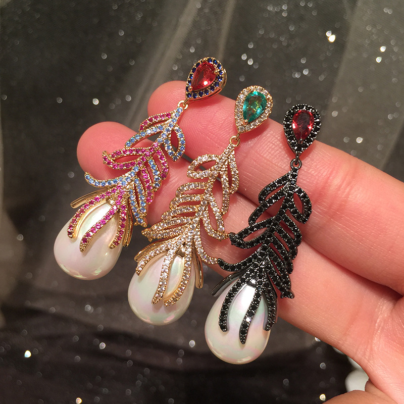 9ac4aa30 b175 4581 9ed8 c72edc641280 Gradient Color Leaves Atmospheric Net Red Earrings