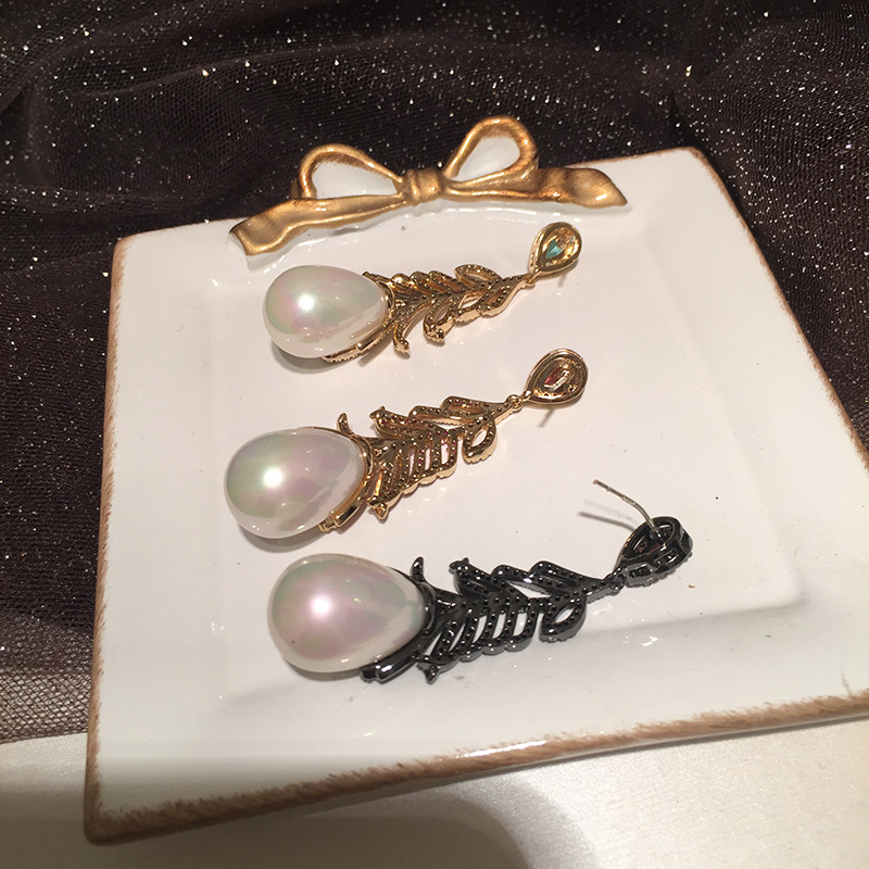 a9e3692d b8b0 42bb 9ea5 cbddbe93d8cc Gradient Color Leaves Atmospheric Net Red Earrings