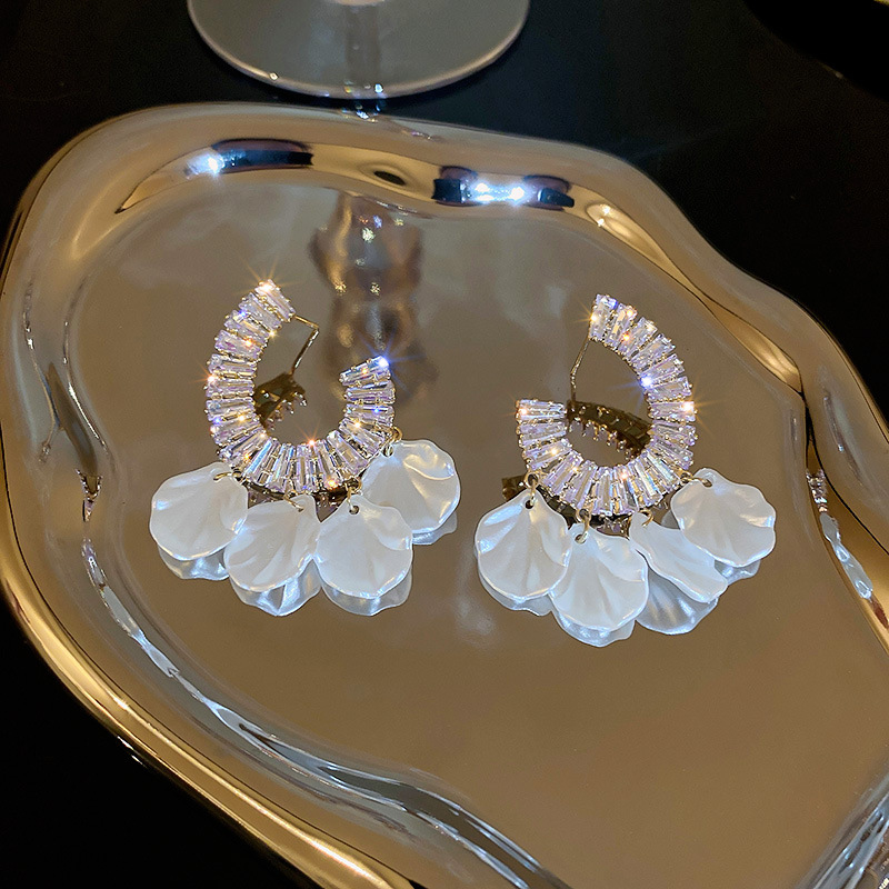 ab0dcb83 64f7 4938 b973 4277cea8413d Fashion Temperament C Shape Shell Tassel Earrings