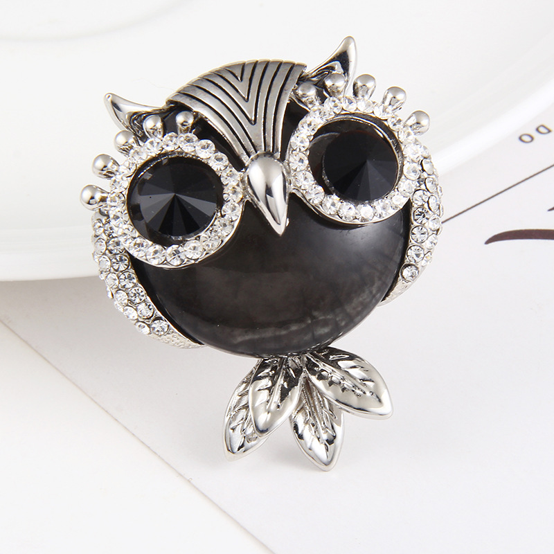 abd9f3cb c061 47a6 a4fc 87ddc45a9f47 Diamond-studded high-end brooch