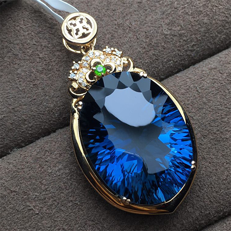 b28203c6 9207 4785 962a 3b9c35eabf03 Korean Style Hot Sale Big Stone Brazil Topaz Sapphire Pendant 18K Gold Plating With Diamond Inlaid Luxury Atmosphere