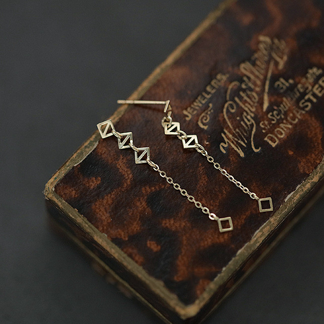 b662da6b a4fd 4f5d 9dbe fdff0f20c454 Exquisite commuter earrings with diamond hollow tassel chain